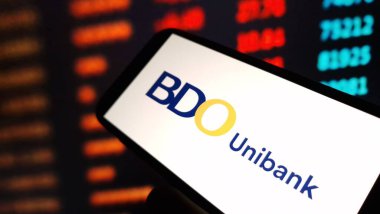 Konskie, Polonya - 08 Aralık 2024: BDO Unibank şirket logosu cep telefonunda sergilendi