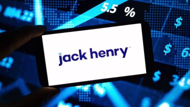 Konskie, Polonya - 13 Aralık 2024: Jack Henry ve Ortakları şirketinin logosu cep telefonunda sergilendi