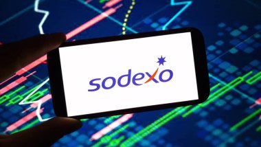 Konskie, Polonya - 13 Aralık 2024: Sodexo şirket logosu cep telefonunda sergilendi