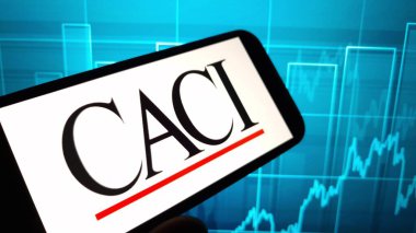 Konskie, Polonya - 13 Aralık 2024: CACI International Inc şirketinin logosu cep telefonunda sergilendi