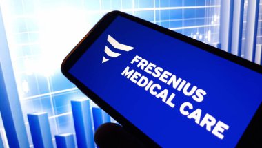 Konskie, Polonya - 14 Aralık 2024: Fresenius Medikal Bakım şirketi logosu cep telefonunda sergilendi
