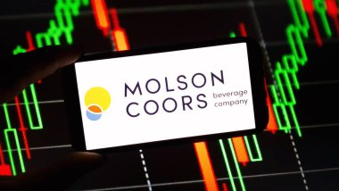 Konskie, Polonya - 14 Aralık 2024: Molson Coors şirketinin logosu cep telefonunda sergilendi