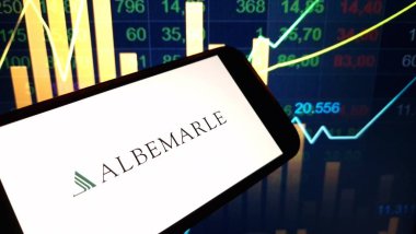 Konskie, Polonya - 14 Aralık 2024: Albemarle şirket logosu cep telefonunda sergilendi