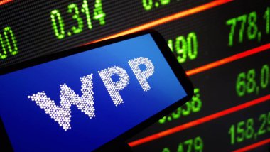 Konskie, Polonya - 14 Aralık 2024: WPP plc şirket logosu cep telefonunda sergilendi