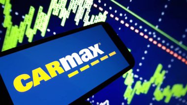 Konskie, Polonya - 14 Aralık 2024: CarMax şirket logosu cep telefonunda sergilendi