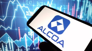 Konskie, Polonya - 14 Aralık 2024: Alcoa şirketi logosu cep telefonunda sergilendi