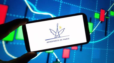 Konskie, Polonya - 15 Aralık 2024: Aeroports de Paris şirket logosu cep telefonunda sergilendi