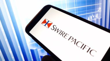 Konskie, Polonya - 15 Aralık 2024: Swire Pacific şirket logosu cep telefonunda sergilendi