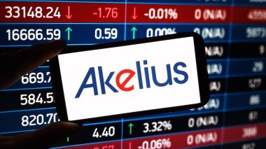 Konskie, Polonya - 15 Aralık 2024: Akelius İkamet Mülkiyeti logosu cep telefonunda sergilendi