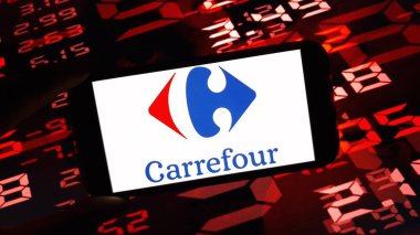 Konskie, Polonya - 15 Aralık 2024: Carrefour şirket logosu cep telefonunda sergilendi