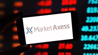 Konskie, Polonya - 15 Aralık 2024: MarketAxess Holding Şirketi logosu cep telefonunda sergilendi