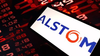 Konskie, Polonya - 23 Aralık 2024: Alstom şirketi logosu cep telefonunda sergilendi