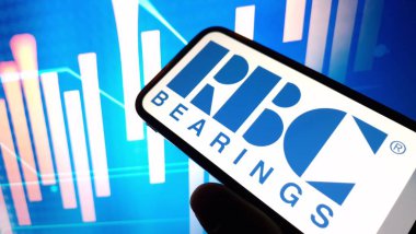 Konskie, Polonya - 23 Aralık 2024: RBC Bearings şirket logosu cep telefonunda sergilendi