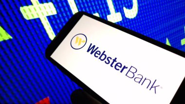 Konskie, Polonya - 23 Aralık 2024: Webster Bank şirket logosu cep telefonunda sergilendi