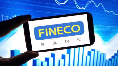 Konskie, Polonya - 24 Aralık 2024: FinecoBank şirket logosu cep telefonunda sergilendi