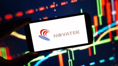 Konskie, Polonya - 24 Aralık 2024: Novatek Microelectronics şirket logosu cep telefonunda sergilendi