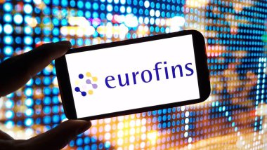 Konskie, Polonya - 24 Aralık 2024: Eurofins Scientific Company logosu cep telefonunda sergilendi