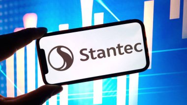 Konskie, Polonya - 24 Aralık 2024: Stantec Inc şirketinin logosu cep telefonunda sergilendi