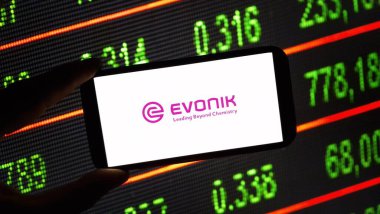 Konskie, Polonya - 24 Aralık 2024: Evonik Endüstri Şirketi logosu cep telefonunda sergilendi