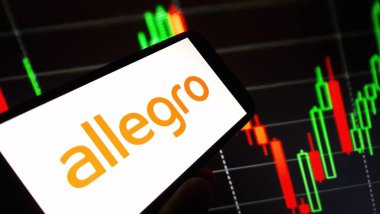 Konskie, Polonya - 25 Aralık 2024: Allegro.eu şirket logosu cep telefonunda sergilendi