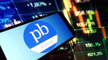 Konskie, Polonya - 25 Aralık 2024: PB Fintech şirket logosu cep telefonunda sergilendi