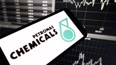 Konskie, Polonya - 25 Aralık 2024: Petronas Kimya Grubu logosu cep telefonunda sergilendi