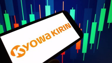 Konskie, Polonya - 25 Aralık 2024: Kyowa Kirin Co. Ltd. şirket logosu cep telefonunda sergilendi