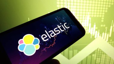 Konskie, Polonya - 25 Aralık 2024: Elastik NV şirket logosu cep telefonunda sergilendi