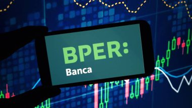 Konskie, Polonya - 25 Aralık 2024: BPER Banca şirket logosu cep telefonunda sergilendi