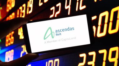 Konskie, Polonya - 25 Aralık 2024: Ascendas Reit şirketi logosu cep telefonunda sergilendi