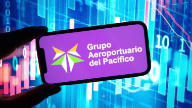 Konskie, Polonya - 25 Aralık 2024: Cep telefonunda bir şirket logosu sergilendi