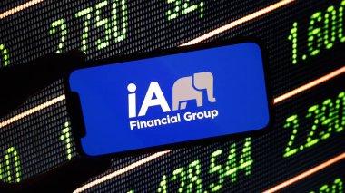 Konskie, Polonya - 25 Aralık 2024: iA Financial Group şirket logosu cep telefonunda sergilendi