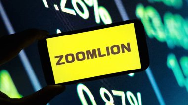 Konskie, Polonya - 25 Aralık 2024: Zoomlion şirket logosu cep telefonunda sergilendi