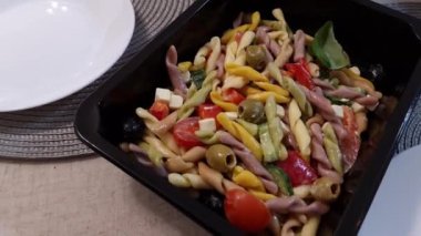 Domates, zeytin, salatalık ve beyaz peynirli renkli makarna salatası, sağlıklı yiyecekler.