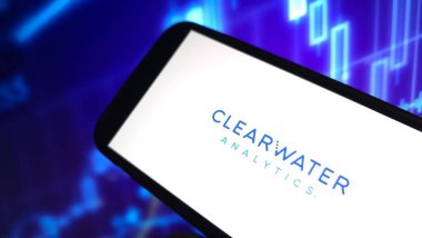 Konskie, Polonya - 20 Şubat 2025: Clearwater Analiz şirketi logosu cep telefonunda sergilendi