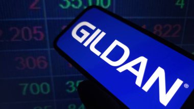 Konskie, Polonya - 22 Şubat 2025: Gildan şirket logosu cep telefonunda sergilendi
