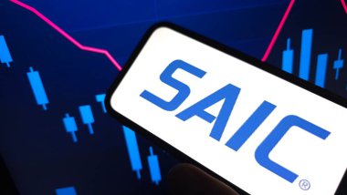 Konskie, Polonya - 22 Şubat 2025: SAIC şirket logosu cep telefonunda sergilendi