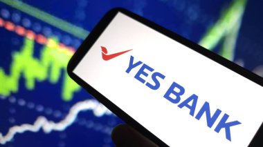 Konskie, Polonya - 22 Şubat 2025: Evet Banka şirket logosu cep telefonunda sergilendi