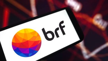 Konskie, Polonya - 25 Şubat 2025: BRF S.A. şirket logosu cep telefonunda sergilendi