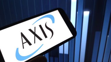 Konskie, Polonya - 25 Şubat 2025: AXIS Sermaye Şirketi logosu cep telefonunda sergilendi