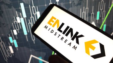 Konskie, Polonya - 27 Şubat 2025: EnLink Midstream şirket logosu cep telefonunda sergilendi