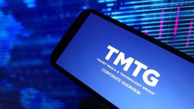 Konskie, Polonya - 27 Şubat 2025: Trump Media and Technology Group şirket logosu cep telefonunda sergilendi