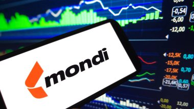Konskie, Polonya - 01 Mart 2025: Mondi plc şirket logosu cep telefonunda sergilendi