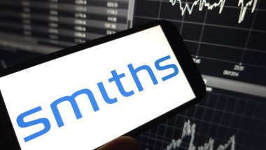 Konskie, Polonya - 01 Mart 2025: Smiths Group plc şirket logosu cep telefonunda sergilendi