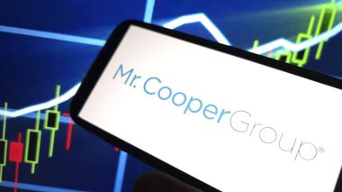 Konskie, Polonya - 03 Mart 2025: Bay Cooper Group şirket logosu cep telefonunda sergilendi