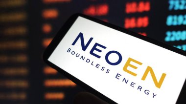 Konskie, Polonya - 03 Mart 2025: Neoen şirket logosu cep telefonunda sergilendi