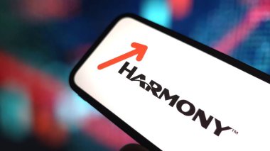 Konskie, Polonya - 03 Mart 2025: Harmony Gold şirket logosu cep telefonunda sergilendi