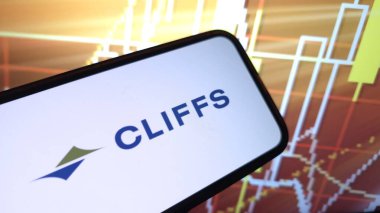 Konskie, Polonya - 06 Mart 2025: Cleveland-Cliffs Inc şirketinin logosu cep telefonunda sergilendi