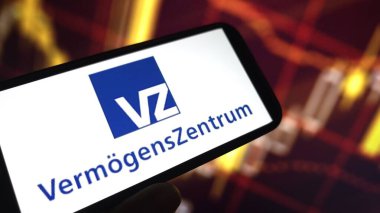 Konskie, Polonya - Mart 06, 2025: VZ Holding şirket logosu cep telefonunda sergilendi
