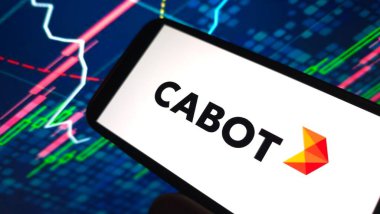 Konskie, Polonya - 07 Mart 2025: Cabot Corporation logosu cep telefonunda sergilendi